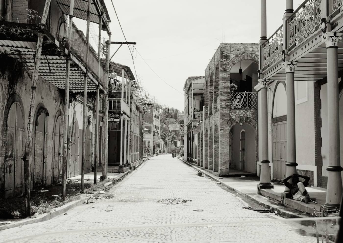 Rue du commerce à Jacmel, Haïti